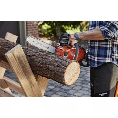 HUSQVARNA 120i action image